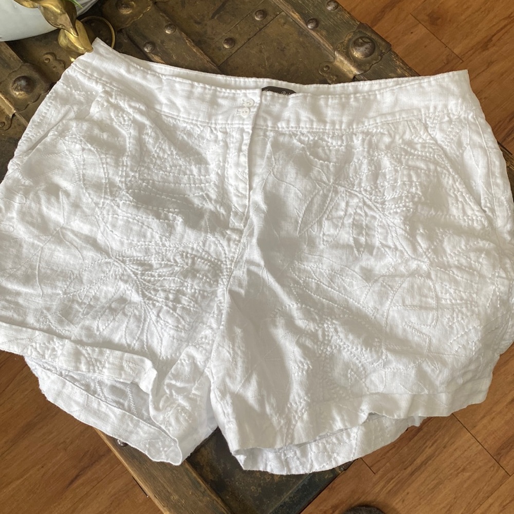 Women’s size 12 like new white linen embroidered floral print shorts